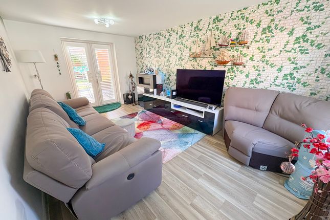 24 Bedivere Road, Crawley photo 3