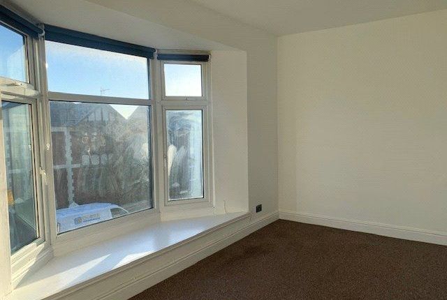 Flat 2, 8 Commercial Street, Bridgend photo 3