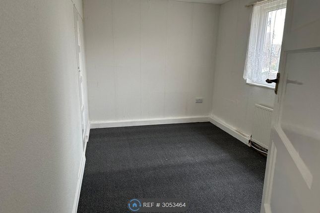 Carisbrooke Gardens, Wolverhampton photo 5