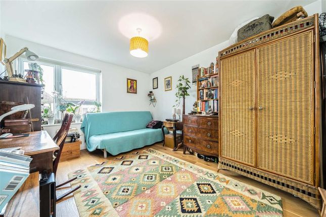 Flat for sale in Victoria Way, London