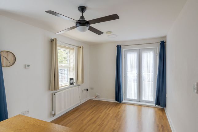 3 Carpenters Court, Caterham photo 4