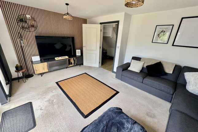 14, Carver Close, Swindon photo 2