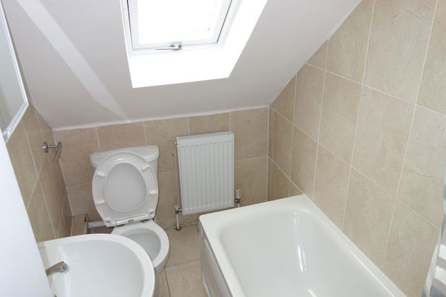 Thumbnail Flat to rent in De Vere Gardens, Ilford