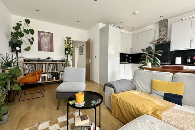 Duplex to rent in Nunhead Lane, Peckham