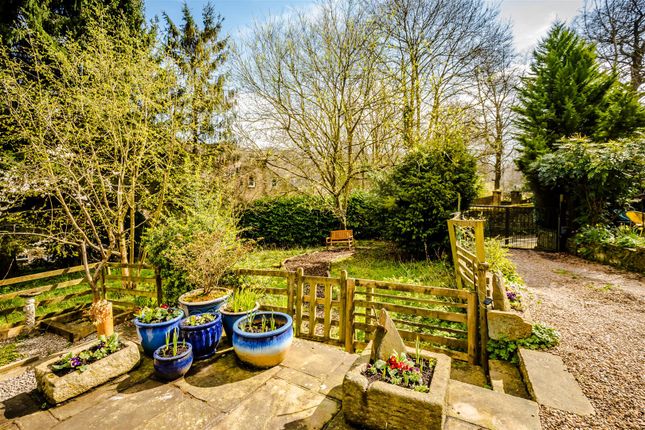 Country house for sale in Huddersfield Road, Thongsbridge, Holmfirth