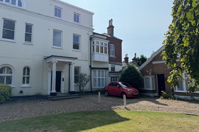 Flat to rent in Woodcote Road, Epsom