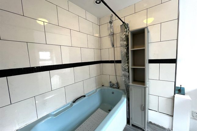 Bathroom.Jpg