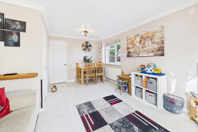 55, Westfield, Aylesbury photo 3