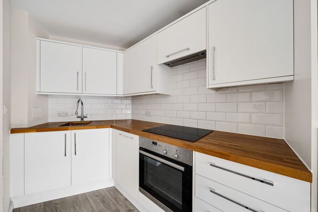 Apt 203, Tower House, London photo 4