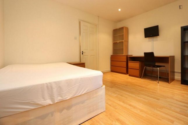 Room to rent in St. Georges Square, London