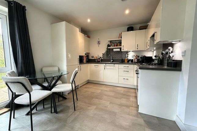 Flat 5, 27 Creswick, Swindon photo 2