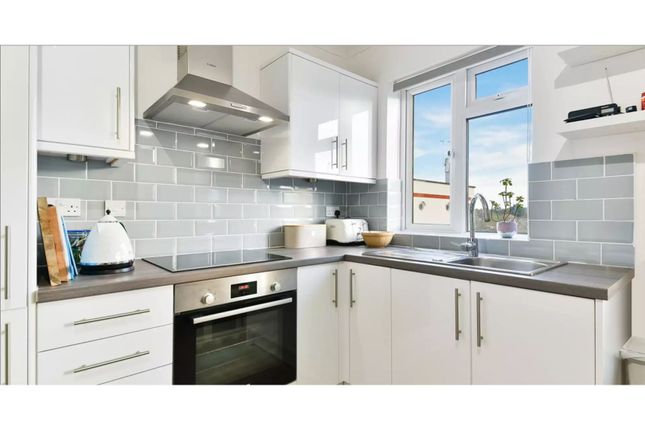 Flat 44/Merton Mansions, Bushey Road, London photo 4