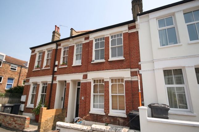 3 bed flat to rent in Kingswood Road, London