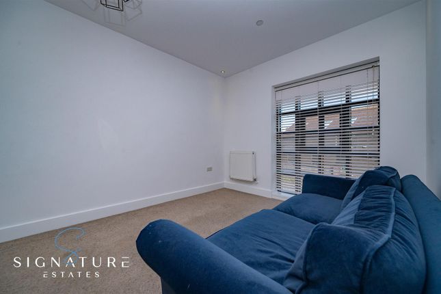 Flat to rent in High Street, Kings Langley