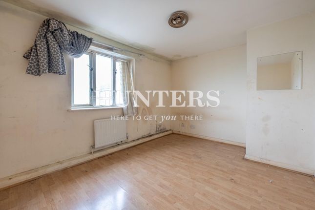 Flat for sale in Handley Grove, London