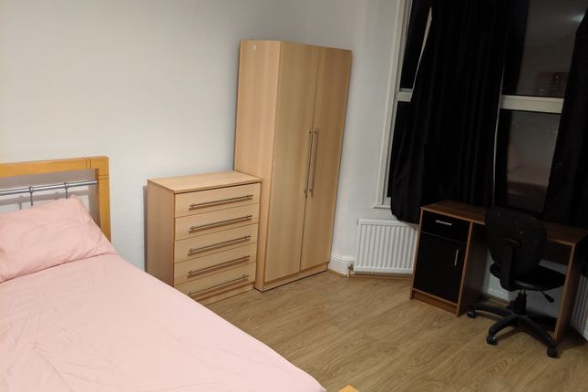 Shared accommodation to rent in Disraeli Road, London