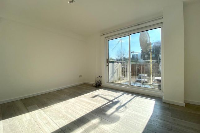 Flat to rent in Winchester Avenue, London