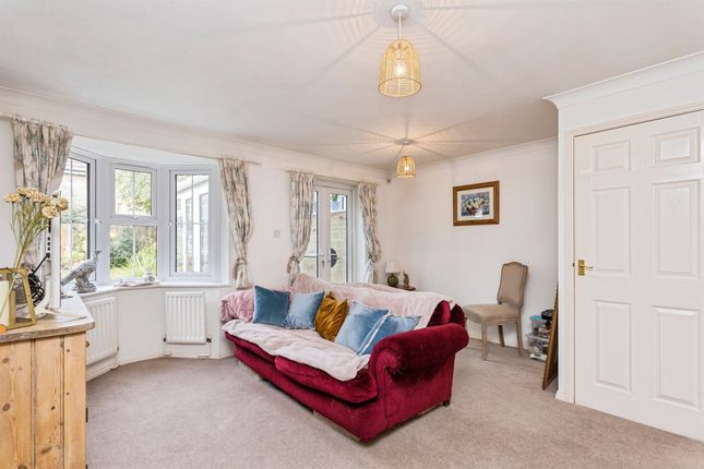 97, Ropeland Way, HORSHAM photo 3