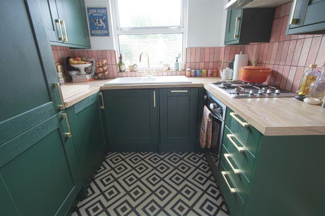 19, Bowfell Drive, Basildon photo 4