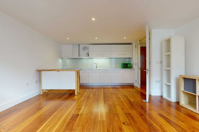 Flat for sale in Bromells Road, Clapham Common, London