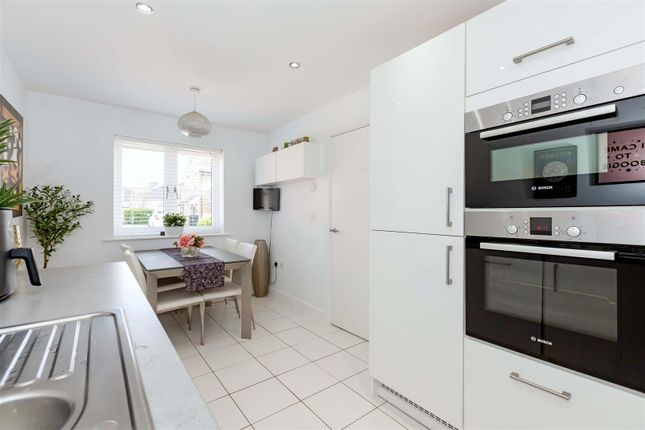 5, Weald Place, Worthing photo 3