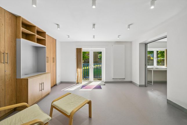 14, Landons Close, London photo 4