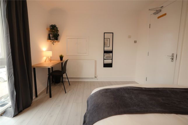 Room 2, 307, Rochfords Gardens, Berkshire photo 4