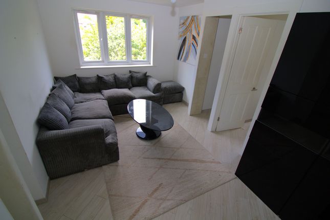 Flat Flat 8, Wroxall Court, Linnet Way, Purfleet-on-thames photo 2