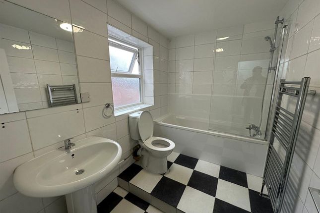 Flat 2, 364, Manchester Road, Oldham photo 5