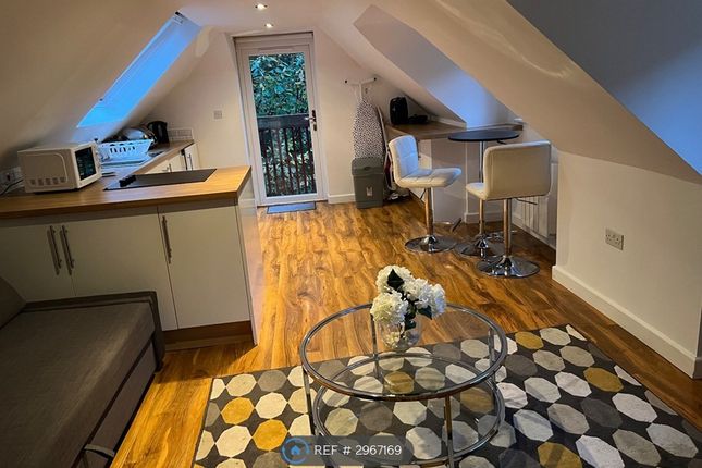 Flat, Sportsmans Cottages Kings Hill, West Malling photo 3