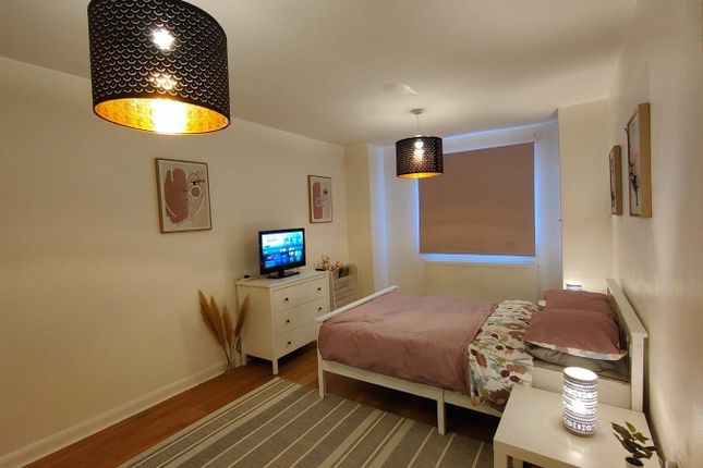 Flat 1, Madina House, Luton photo 4