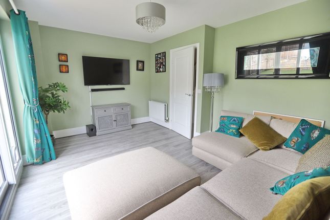 11 Oaks Close, Manchester photo 4