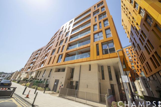 Thumbnail Flat for sale in Cable Walk, London