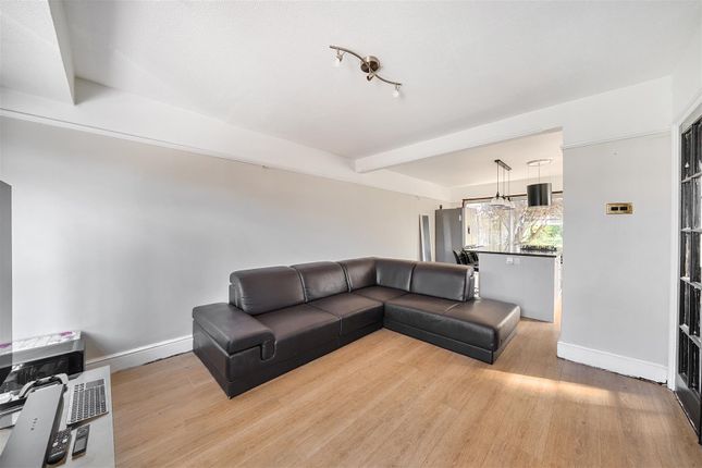 35, Chatsworth Gardens, Harrow photo 4