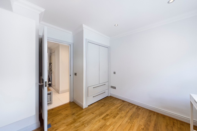 Apartment 71, Charlesworth House, London photo 3