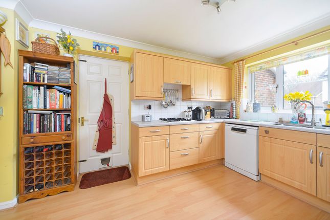 29 Foxholes, Horsham photo 3