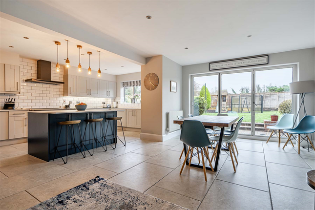 8 Strachey Close, Tidmarsh photo 3