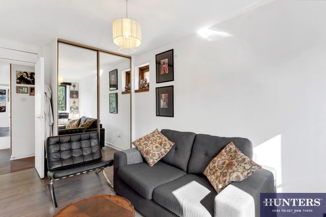 Flat 16, 16, Mortimer Crescent, London photo 2