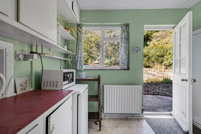 93, Spring Rise, Surrey photo 3