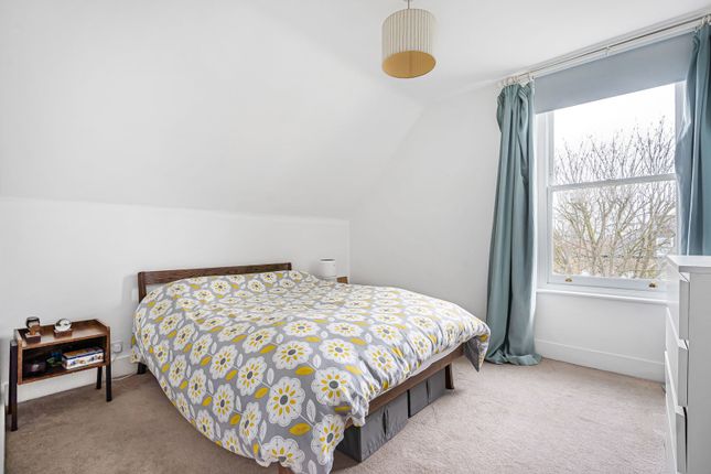 Flat 6, 11, Avenue Crescent, London photo 4
