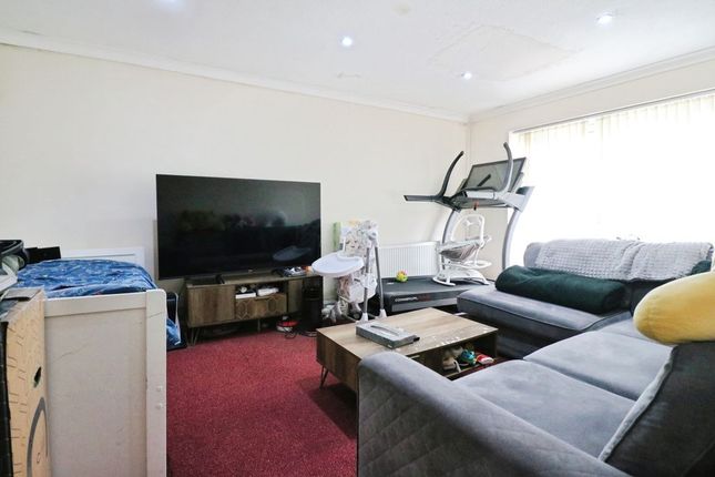 14, Rochfords Gardens, Slough photo 3