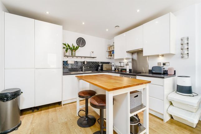Flat 39, Bond House, Baltic Avenue, London photo 2