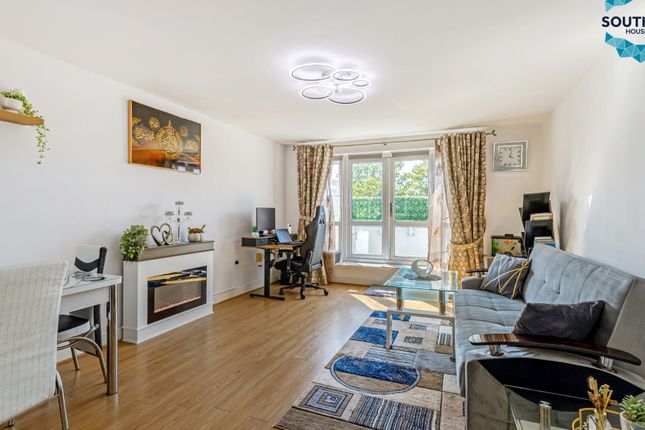 Flat 35 Daniels House, RH10 7SR photo 3