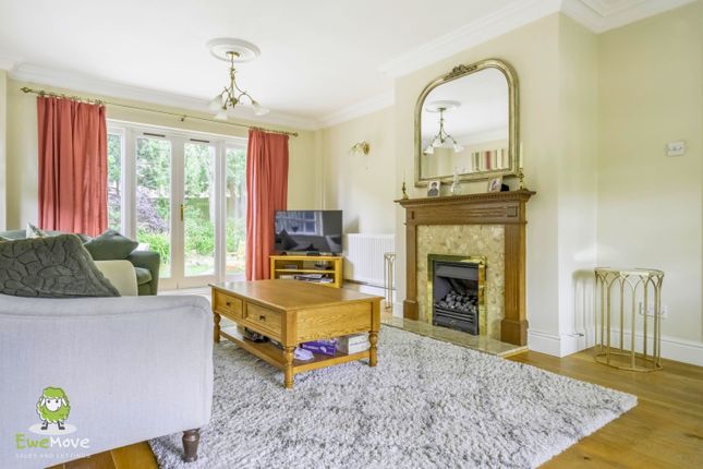 24, Lyall Close, Swindon photo 4