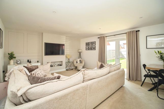 18, Little Francis Drive, Weymouth photo 2