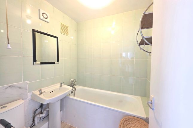 First Floor Flat 56, Brent Park Road, Greater London photo 3