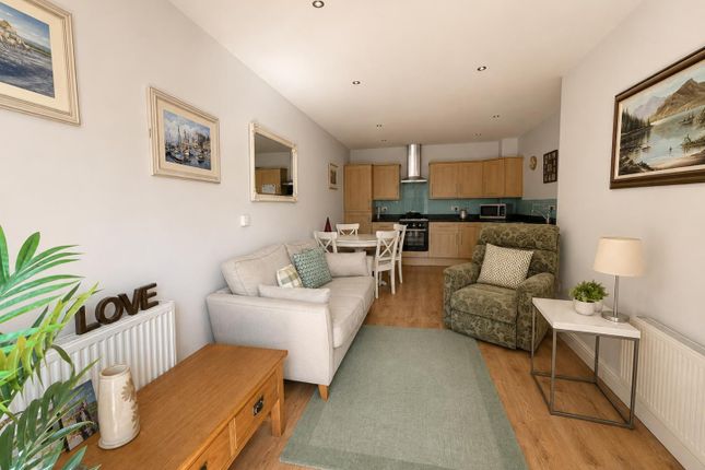 Flat 5, Hooper House 3-5, Ashford Crescent, Ashford photo 2