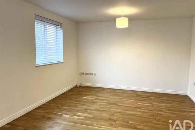 24, Waterfall Close, Hoddesdon photo 3