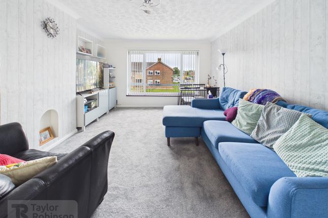 38, Stagelands, Crawley photo 2