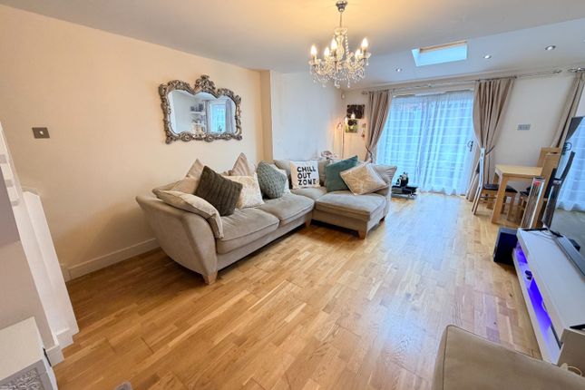 39, Barnston Close, Luton photo 2